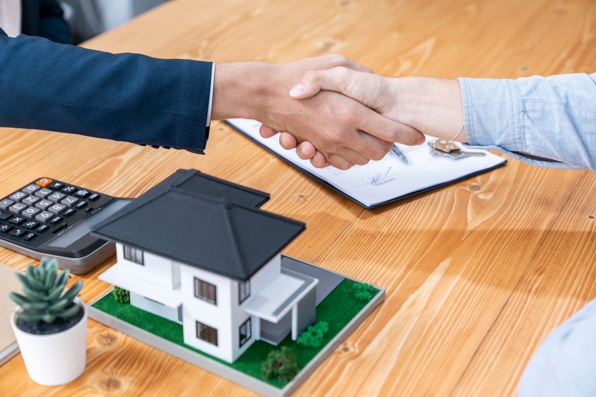 5 Legal Mistakes Winnipeg Homeowners Make When Selling Without a Realtor